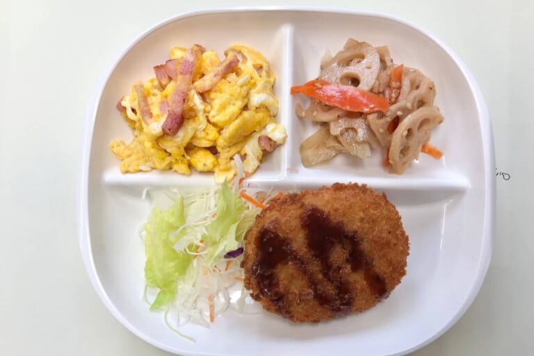 【親和の学生寮】今日の朝ごはん☆コロッケとスクランブルエッグ