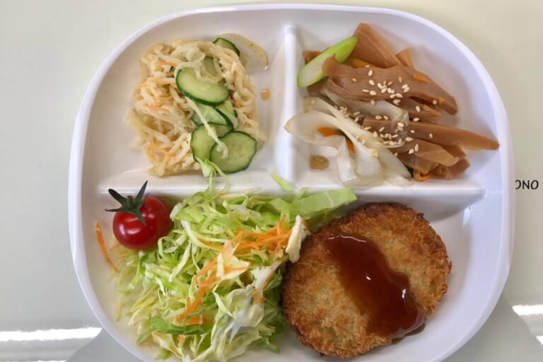 【親和の学生寮】今日の朝ごはん☆コロッケとメンマのねぎ炒め