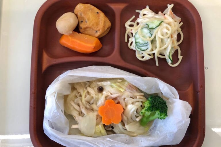 【親和の学生寮】今日の晩ごはん☆鮭の包み焼き