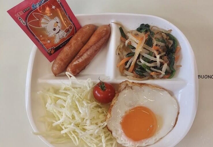 【親和の学生寮】今日の朝ごはん☆目玉焼きとウィンナー