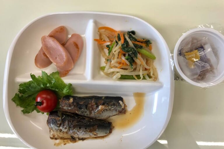 【親和の学生寮】今日の朝ごはん☆魚肉ソーセージ炒めと三色ナムル