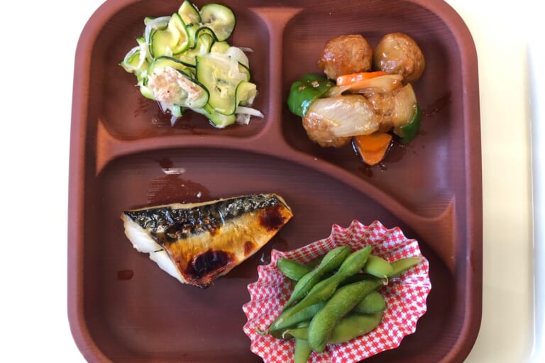 【親和の学生寮】今日の晩ごはん☆肉団子炒めとズッキーニのサラダ