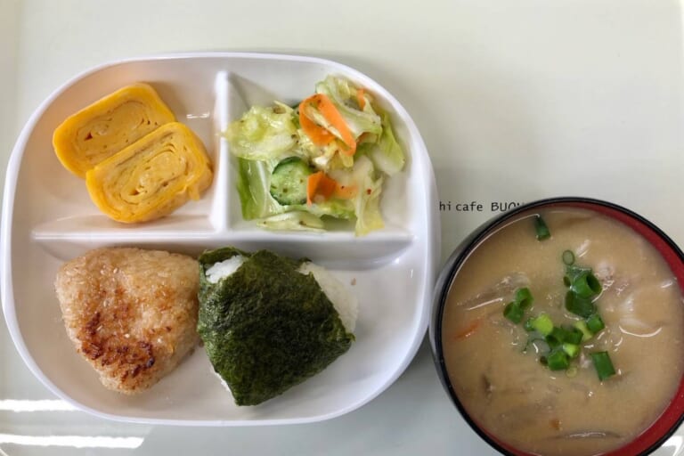 【親和の学生寮】今日の朝ごはん☆おにぎりと豚汁