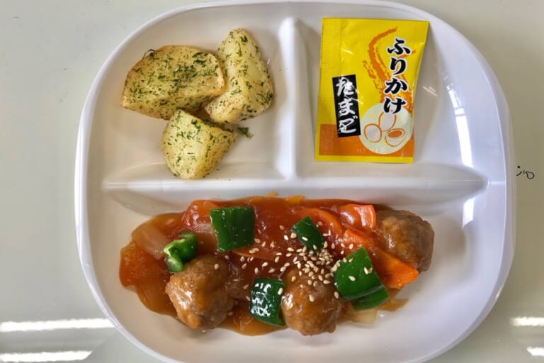 【親和の学生寮】今日の朝ごはん☆ミートボール炒めとのり塩ポテト