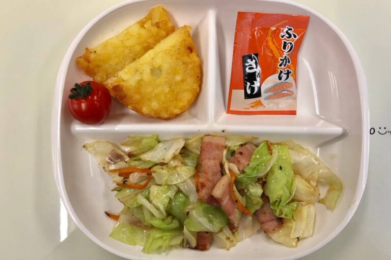 【親和の学生寮】今日の朝ごはん☆キャベツとベーコン炒め