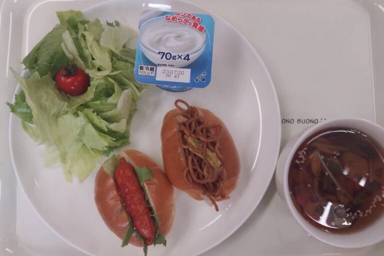 【親和の学生寮】今日の朝ごはん☆焼きそばパンとホットドック