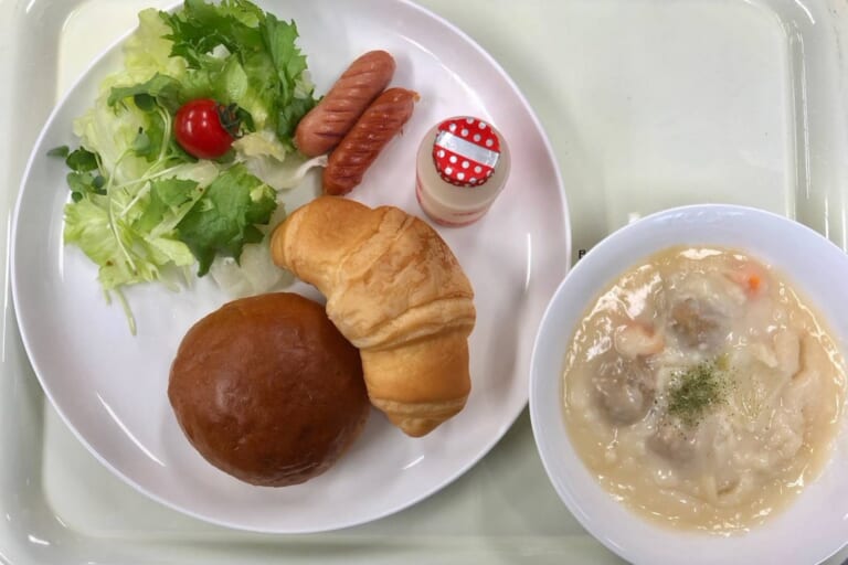 【親和の学生寮】今日の朝ごはん☆クリームシチューとクロワッサン