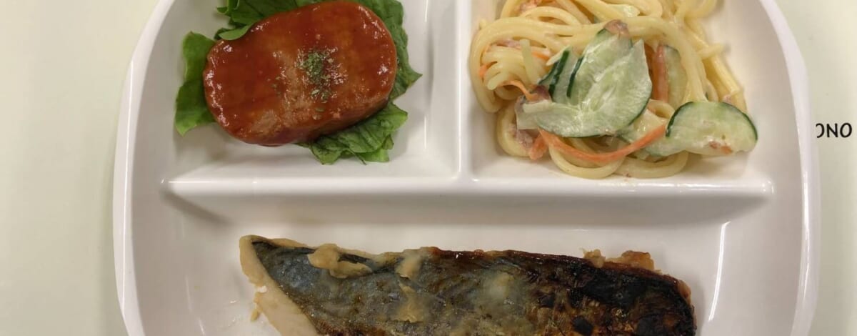 【親和の学生寮】今日の朝ごはん☆焼き魚とミニハンバーグ