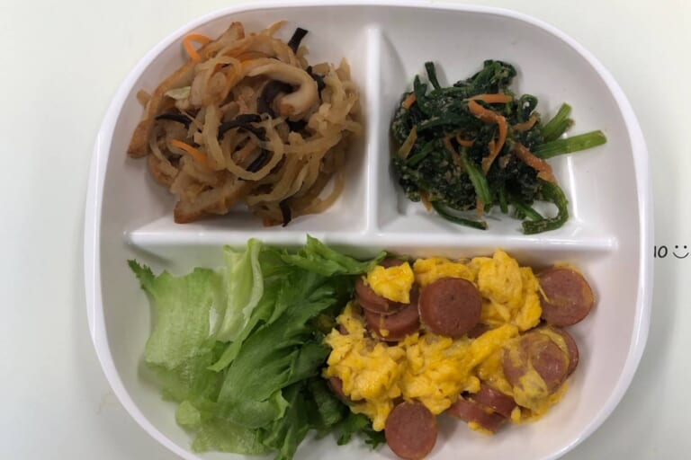 【親和の学生寮】今日の朝ごはん☆ウィンナー入りスクランブルエッグ