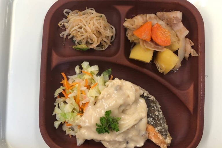 【親和の学生寮】今日の晩ごはん☆鮭のから揚げホワイトソース