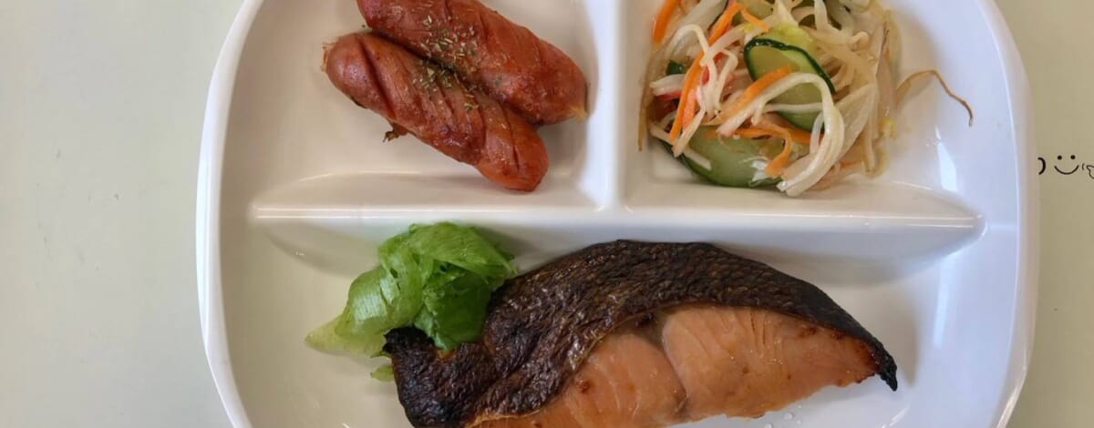 【親和の学生寮】今日の朝ごはん☆焼き魚ともやし中華サラダ