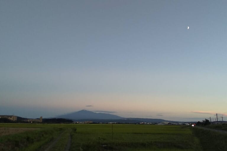 霞む空に鳥海山。