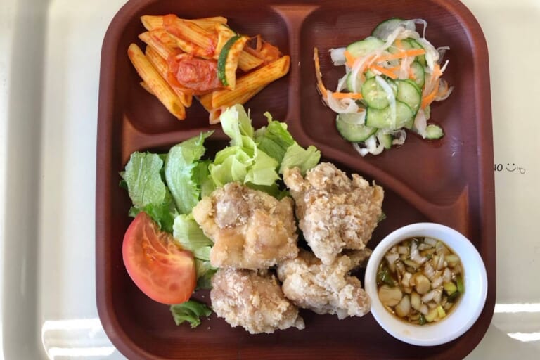 【親和の学生寮】今日の晩ごはん☆油淋鶏ときゅうりのツナサラダ