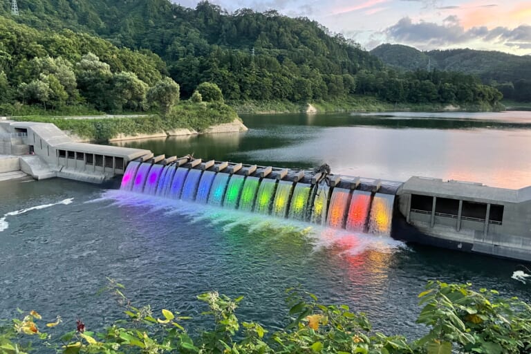 涼をもとめて～錦秋湖大滝ライトアップ