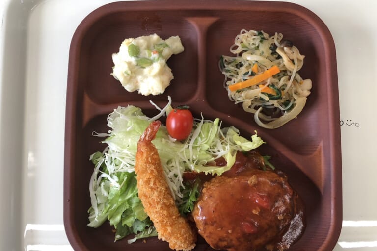 【親和の学生寮】今日の晩ごはん☆ハンバーグとエビフライ