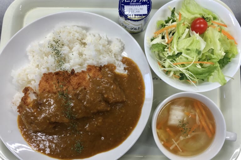 【親和の学生寮】今日の晩ごはん☆チキンカツカレー