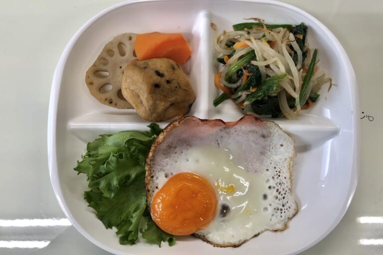 【親和の学生寮】今日の朝ごはん☆目玉焼きと三色ナムル