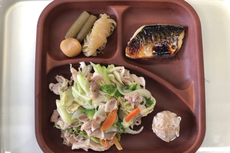 【親和の学生寮】今日の晩ごはん☆焼き魚と肉野菜炒め