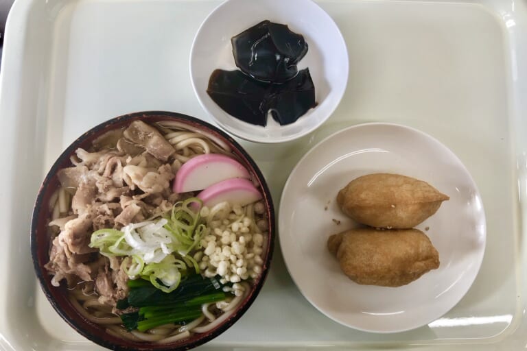 【親和の学生寮】今日の晩ごはん☆肉うどんといなり寿司