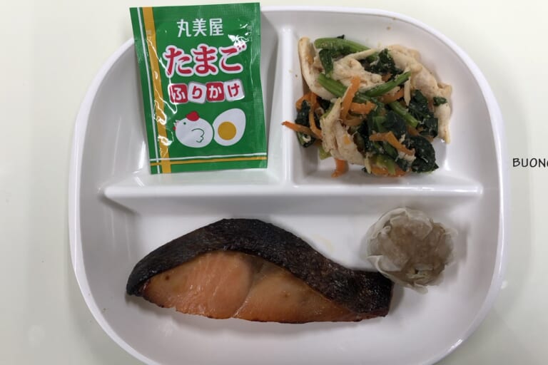 【親和の学生寮】今日の朝ごはん☆焼き魚と小松菜のササミごま和え