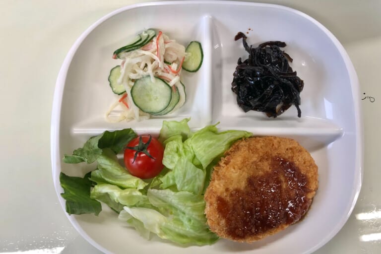 【親和の学生寮】今日の朝ごはん☆コロッケと切り干しサラダ