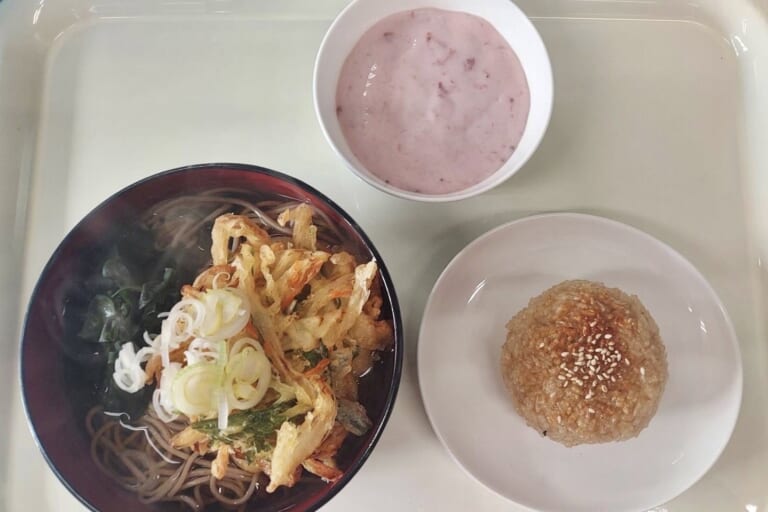 【親和の学生寮】今日の晩ごはん☆かき揚げそばと焼きおにぎり