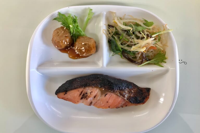 【親和の学生寮】今日の朝ごはん☆焼き魚と春雨サラダ