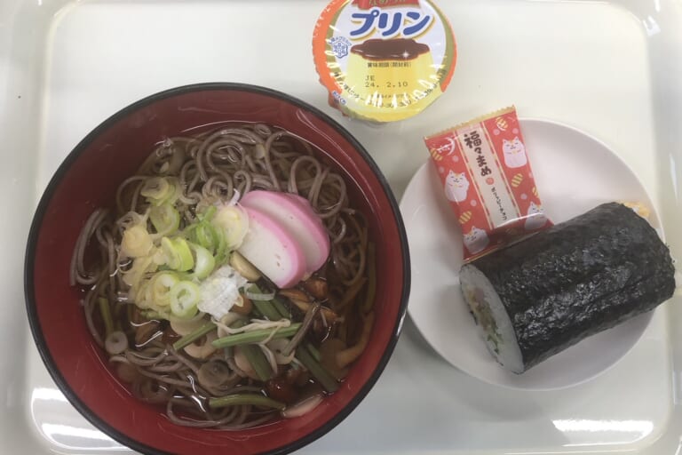 【親和の学生寮】今日の晩ごはん☆山菜そばと恵方巻き