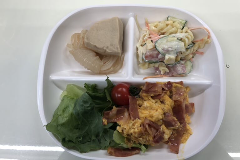 【親和の学生寮】今日の朝ごはん☆ベーコン入りスクランブルエッグ