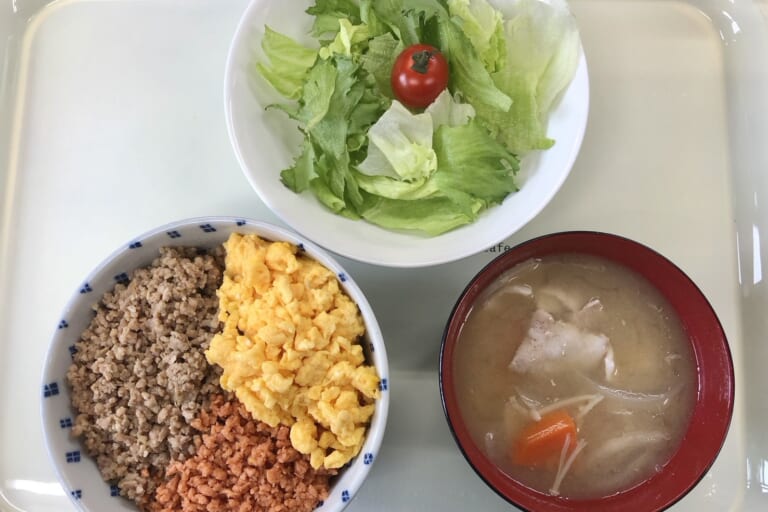 【親和の学生寮】今日の朝ごはん☆三色ごはんと豚汁