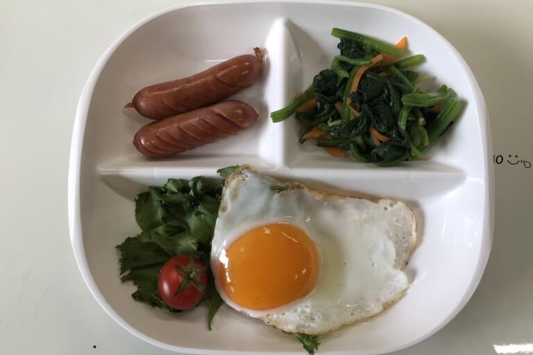 【親和の学生寮】今日の朝ごはん☆目玉焼きとウインナー