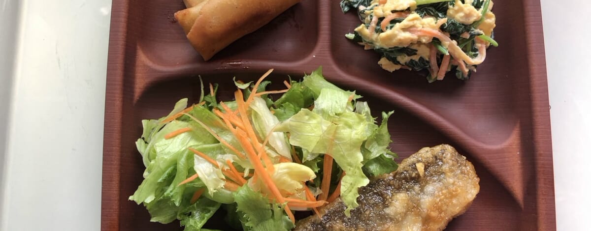 【親和の学生寮】今日の晩ごはん☆焼き魚とほうれん草サラダ