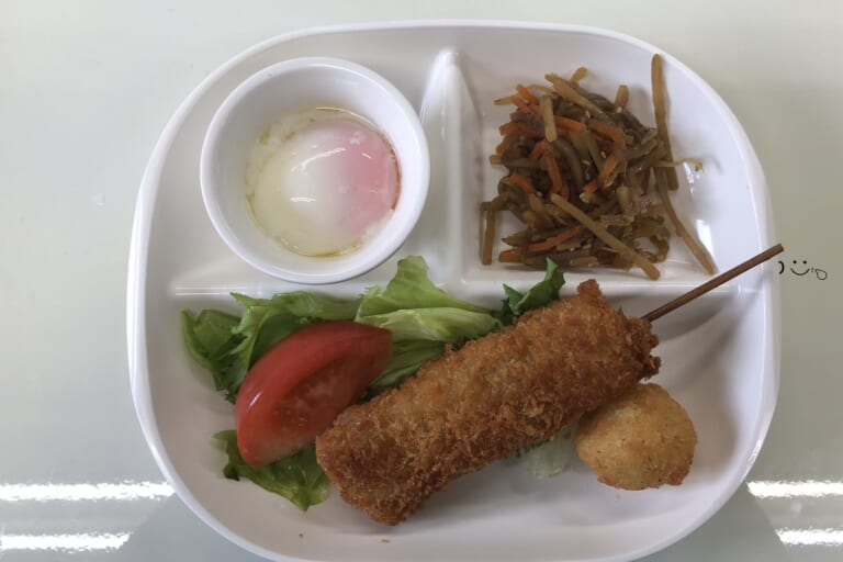 【親和の学生寮】今日の朝ごはん☆串カツ＆ウズラフライ