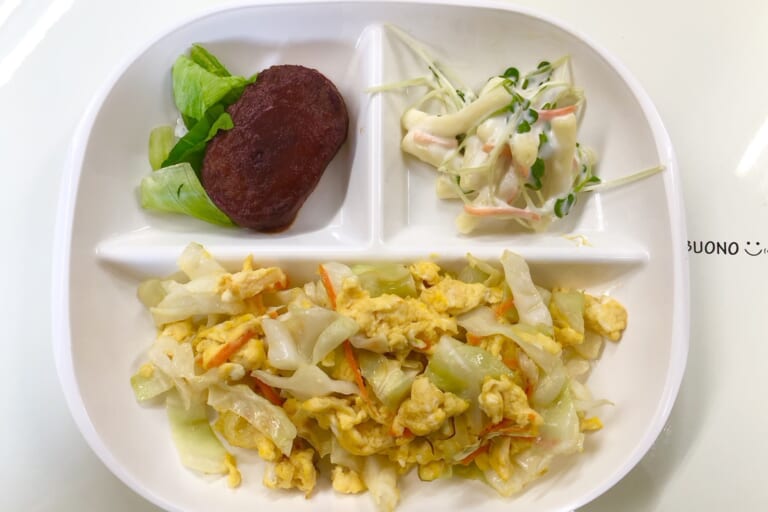 【親和の学生寮】今日の朝ごはん☆キャベツのたまご炒めとミニハンバーグ