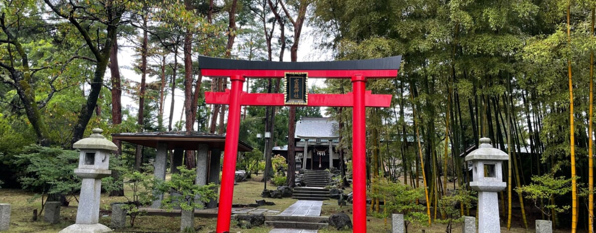 雨の日の宝蔵神社