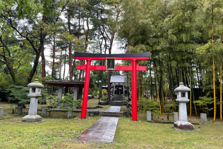 雨の日の宝蔵神社