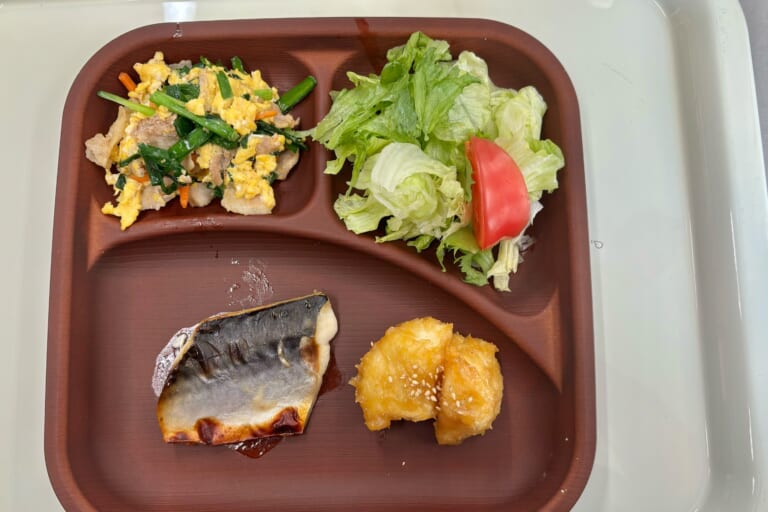 【親和の学生寮】今日の晩ごはん☆焼き魚と豚ニラ玉