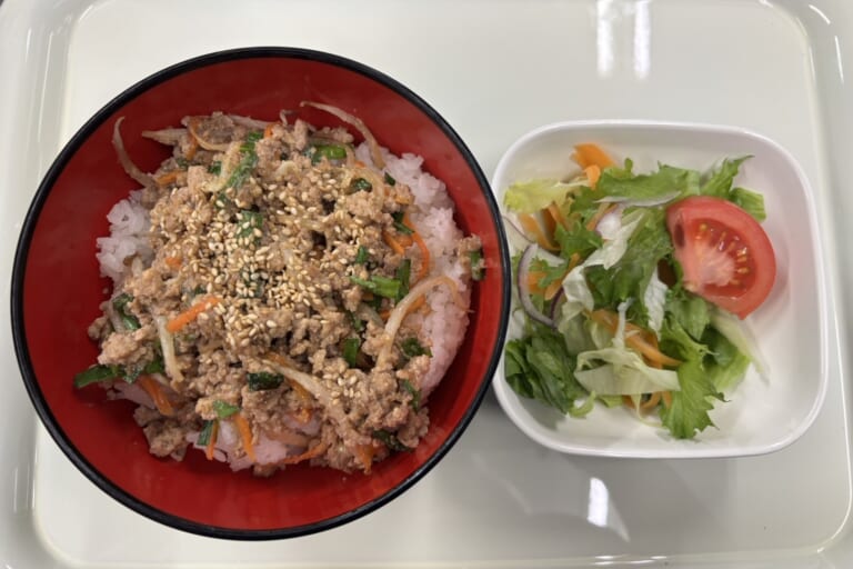 【親和の学生寮】今日の晩ごはん☆スタミナそぼろ丼