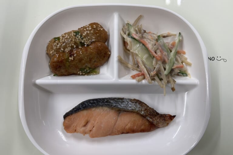【親和の学生寮】今日の朝ごはん☆焼き魚となんこつ入りつくね
