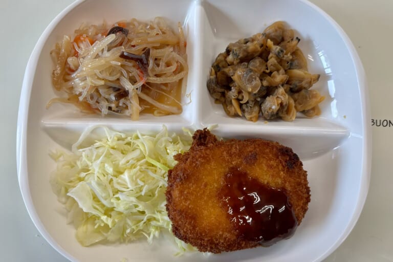 【親和の学生寮】今日の朝ごはん☆コロッケと春雨サラダ