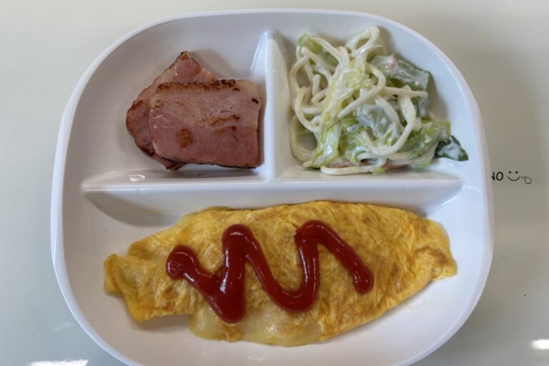 【親和の学生寮】今日の朝ごはん☆チーズ入りオムレツ
