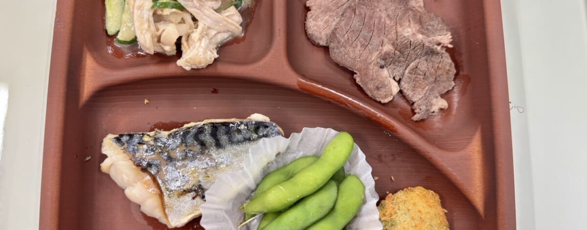 【親和の学生寮】今日の晩ごはん☆焼き魚と棒棒鶏風サラダ
