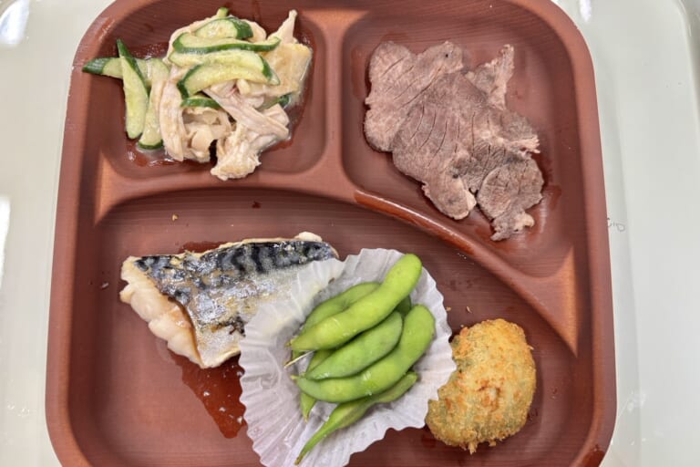 【親和の学生寮】今日の晩ごはん☆焼き魚と棒棒鶏風サラダ