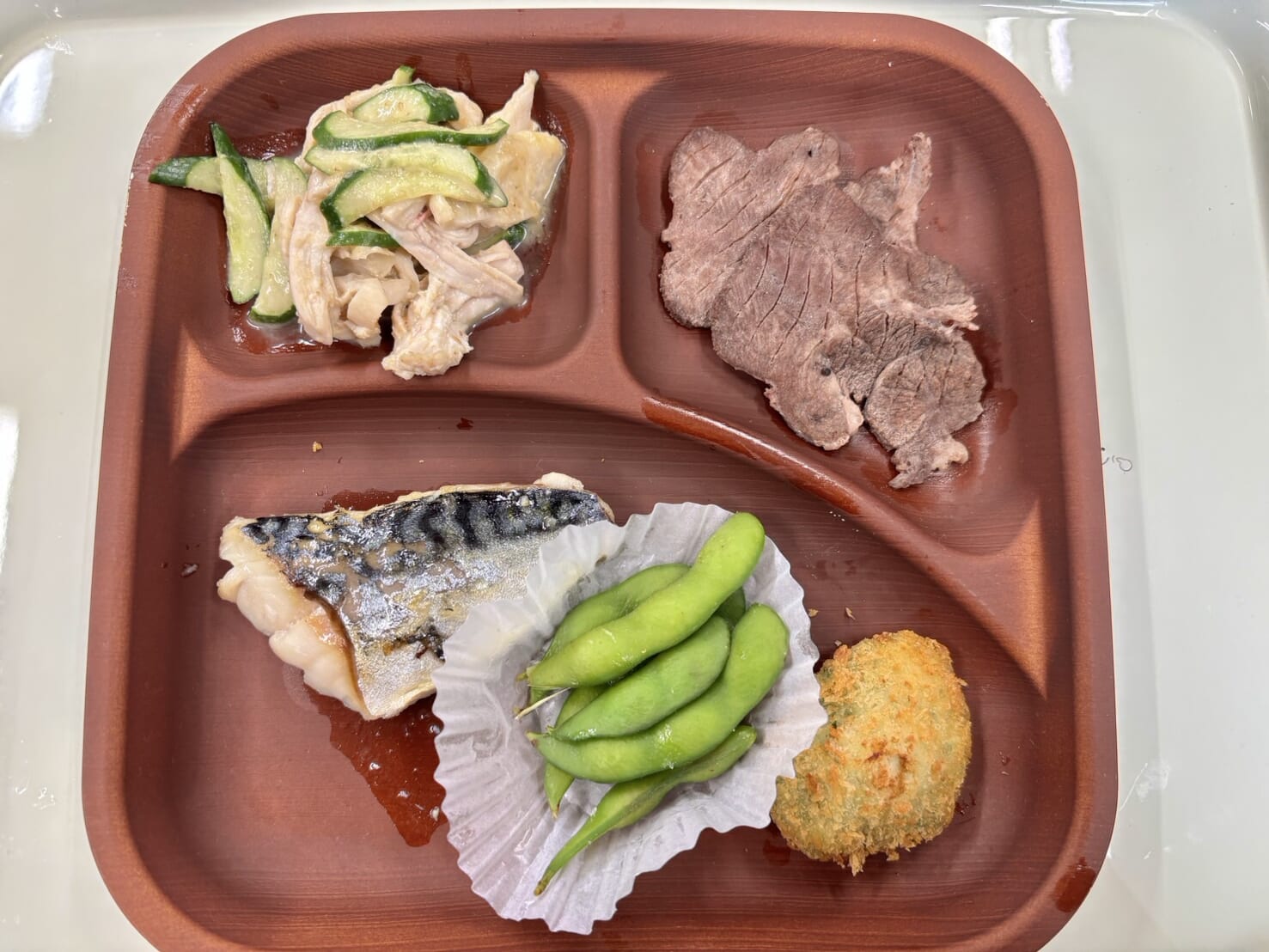 【親和の学生寮】今日の晩ごはん☆焼き魚と棒棒鶏風サラダ