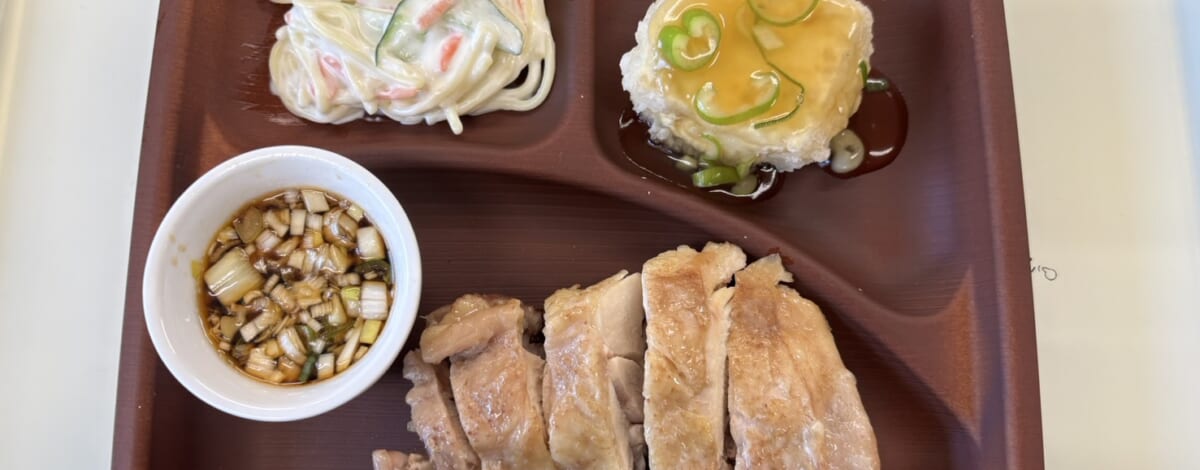 【親和の学生寮】今日の晩ごはん☆蒸し鶏のねぎソースかけ