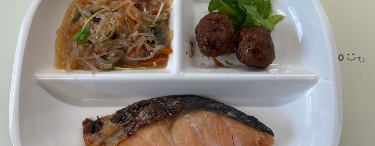 【親和の学生寮】今日の朝ごはん☆焼き魚と中華サラダ