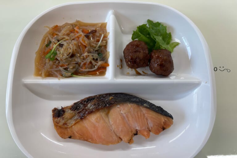 【親和の学生寮】今日の朝ごはん☆焼き魚と中華サラダ