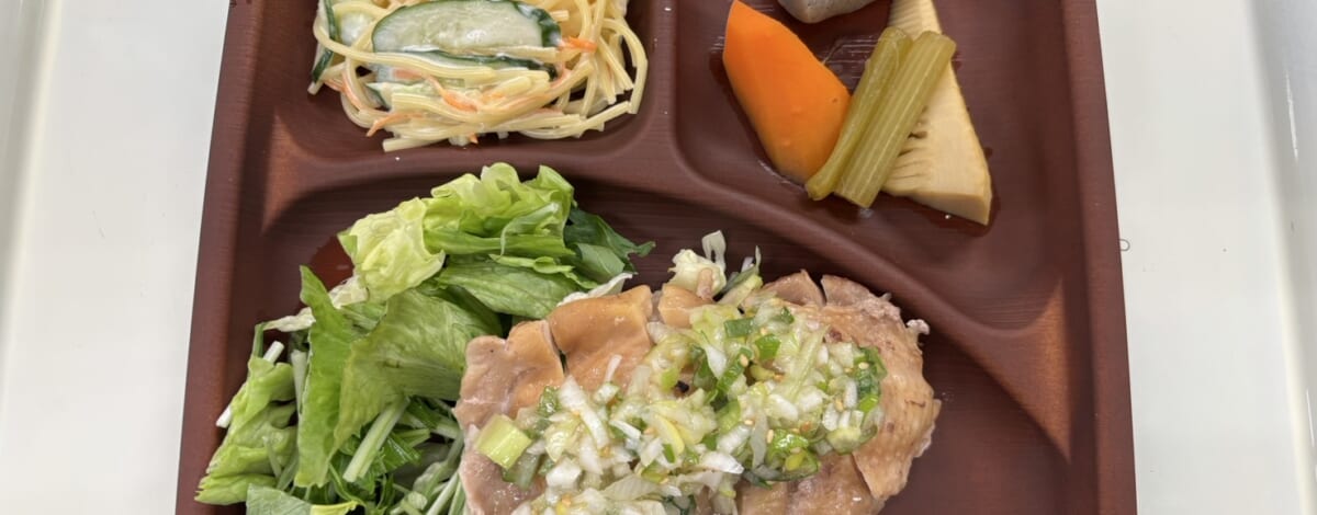 【親和の学生寮】今日の晩ごはん☆蒸し鶏ねぎソースかけ