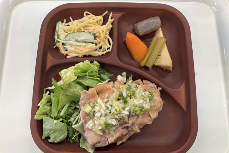 【親和の学生寮】今日の晩ごはん☆蒸し鶏ねぎソースかけ