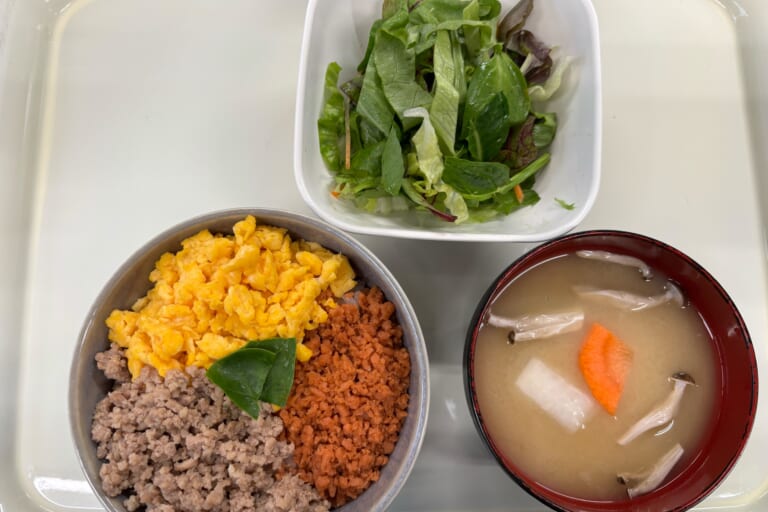 【親和の学生寮】今日の朝ごはん☆三色ごはん